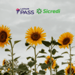 flores de girassol com logo Latam Pass e Sicredi bônus Latam Pass