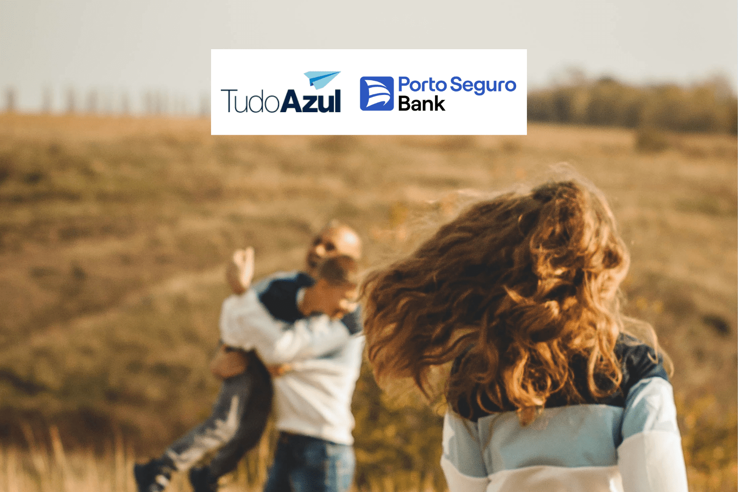 família feliz em um jardim com logo TudoAzul e Porto Bank bônus TudoAzul