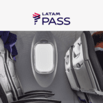 cabine de um avião com logo latam pass