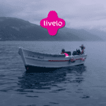 pessoa em um barco, com logo Livelo Clube Livelo