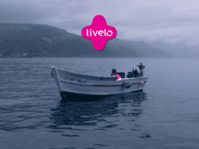 pessoa em um barco, com logo Livelo Clube Livelo