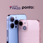 Iphones na cor azul e rosa com logo Latam Pass e Ponto 10 pontos Latam Pass