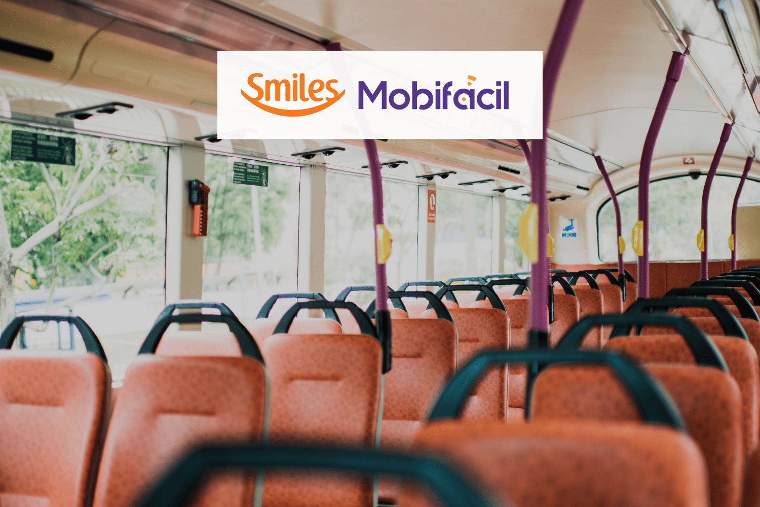 corredor do ônibus com logo Smiles e Mobifácil