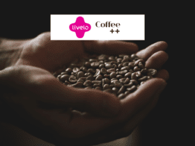 mão segurando grãos de café com logo Livelo e Coffee++ 12 pontos Livelo