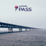 uma ponte sobre o mar com logo Latam Pass