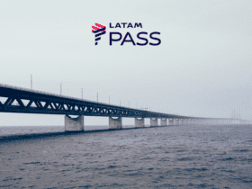 uma ponte sobre o mar com logo Latam Pass