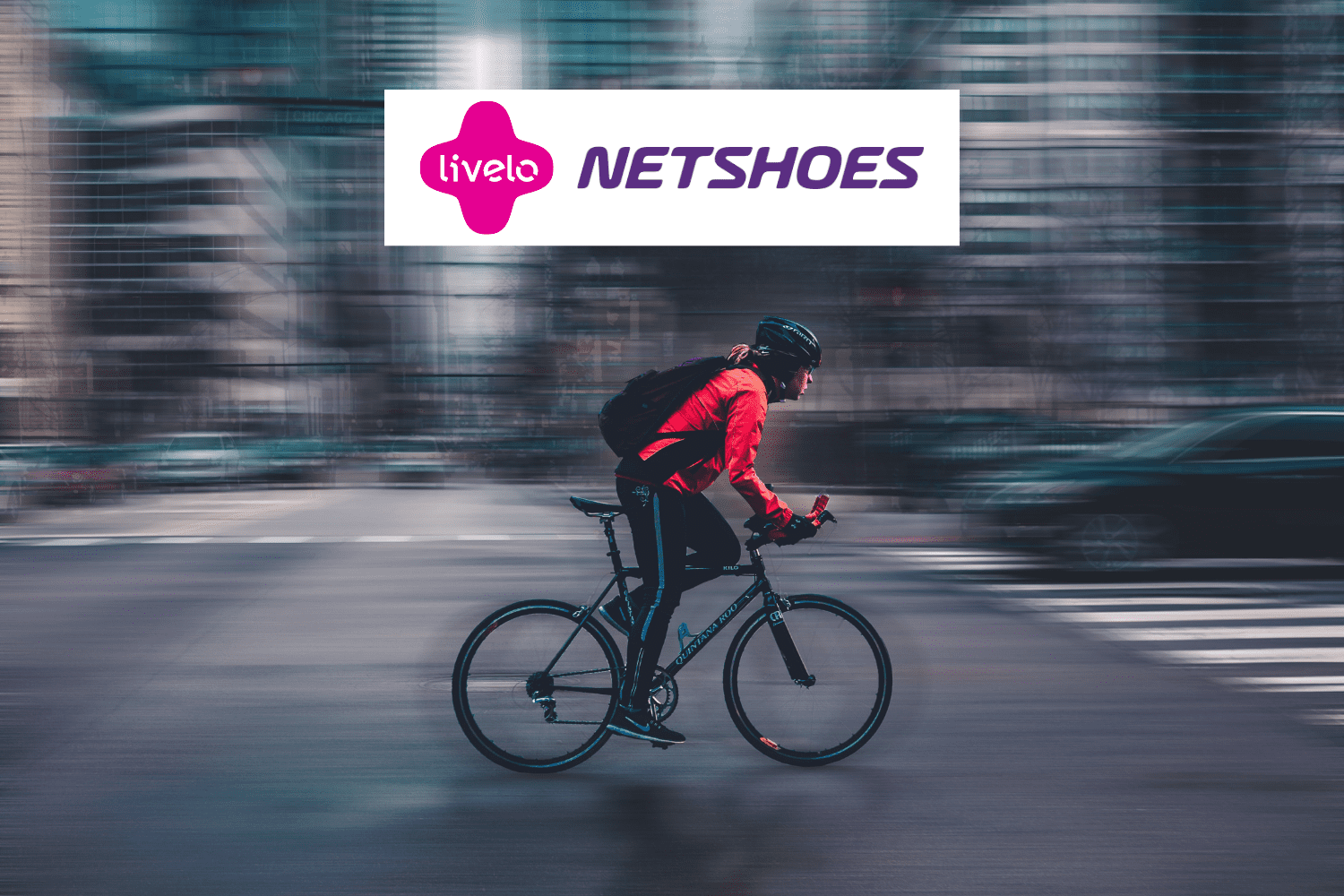pessoa andando de bicicleta com logo Livelo e Netshoes 10 pontos Livelo