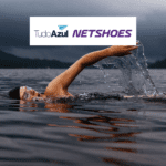 pessoa fazendo natação com logo TudoAzul e Netshoes 15 pontos TudoAzul
