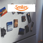 porta de geladeira com imãs e logo Smiles pontos Smiles
