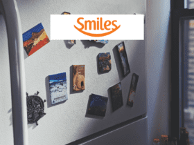 porta de geladeira com imãs e logo Smiles pontos Smiles