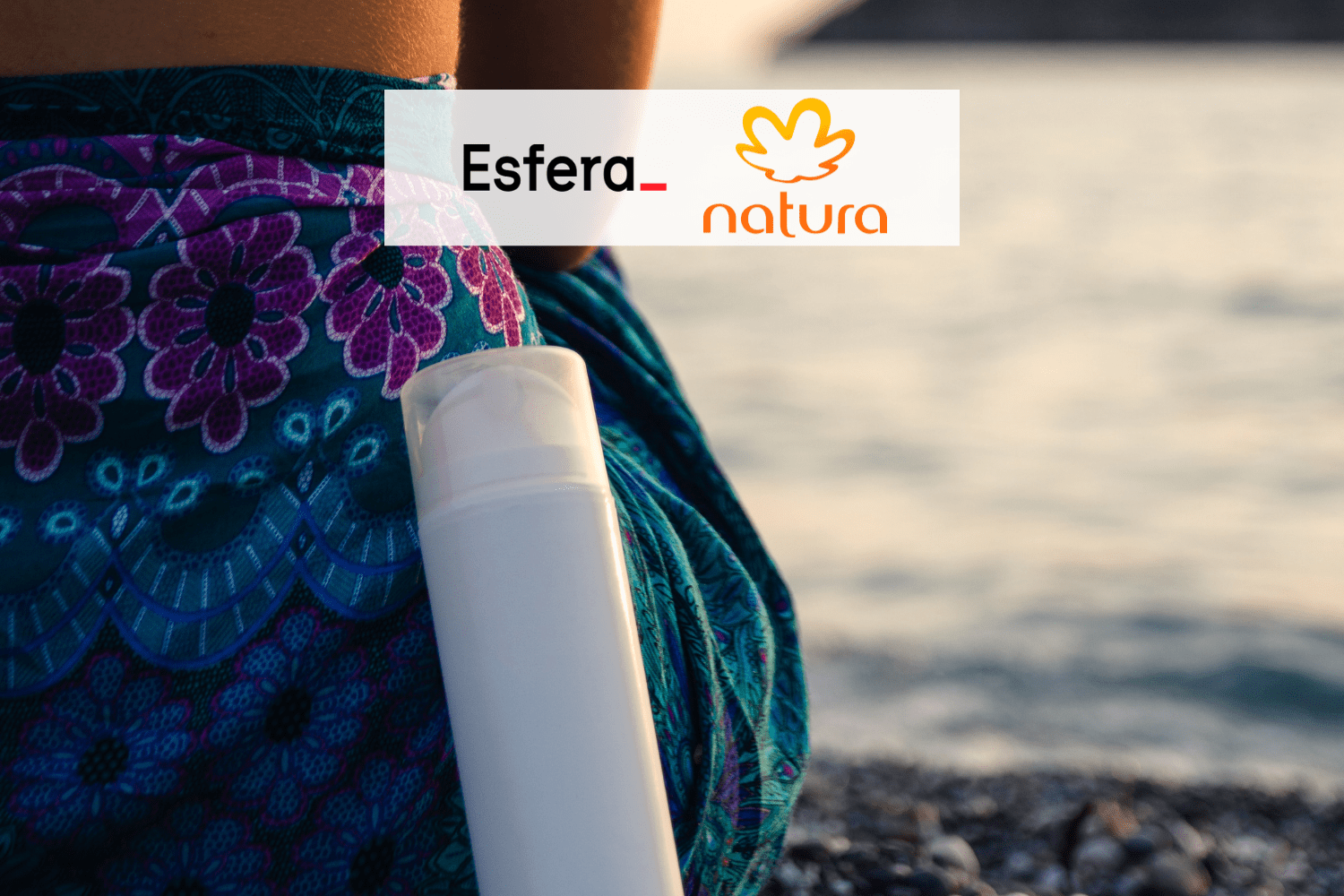 produto cosmético apoiado em uma pessoa na praia com logo Esfera e Natura 15 pontos Esfera