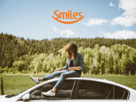 mulher em cima de um carro com logo Smiles Clube Smiles