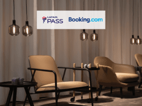 Recepção de hotel com logo Latam Pass e Booking 16 pontos Latam Pass