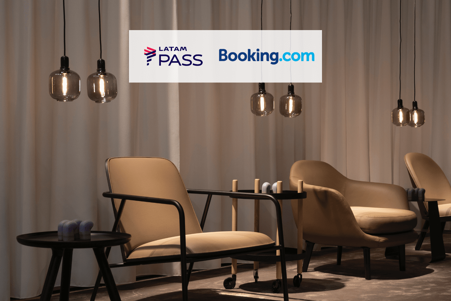 Recepção de hotel com logo Latam Pass e Booking 16 pontos Latam Pass