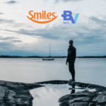 homem parado olhando para o mar com logo Smiles e BV bônus Smiles