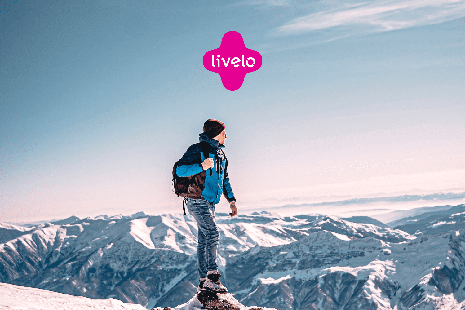 homem na neve olhando para o horizonte com logo Livelo Clube Livelo