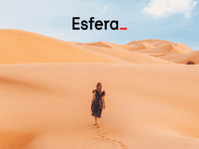 mulher andando no deserto com logo Esfera Pontos Esfera