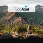 pessoa em uma cabana com vista para montanhas com logo Clube TudoAzul