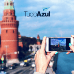 pessoa tirando foto de uma torre com logo Clube TudoAzul