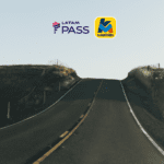 estrada de viagem com logo Latam Pass e Km de vantagens bônus Latam Pass