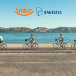 grupo de pessoas andando de bicicleta com logo Smiles e Banestes bônus Smiles