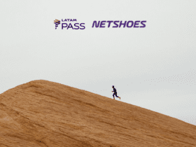 pessoa correndo subindo uma montanha com logo Latam Pass e Netshoes 7 pontos Latam Pass