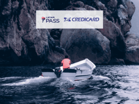 pessoa no barco com logo Latam Pass e Credicard bônus Latam Pass