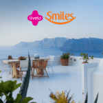 vista de um hotel na Grécia com logo Livelo e Smiles bônus Smiles