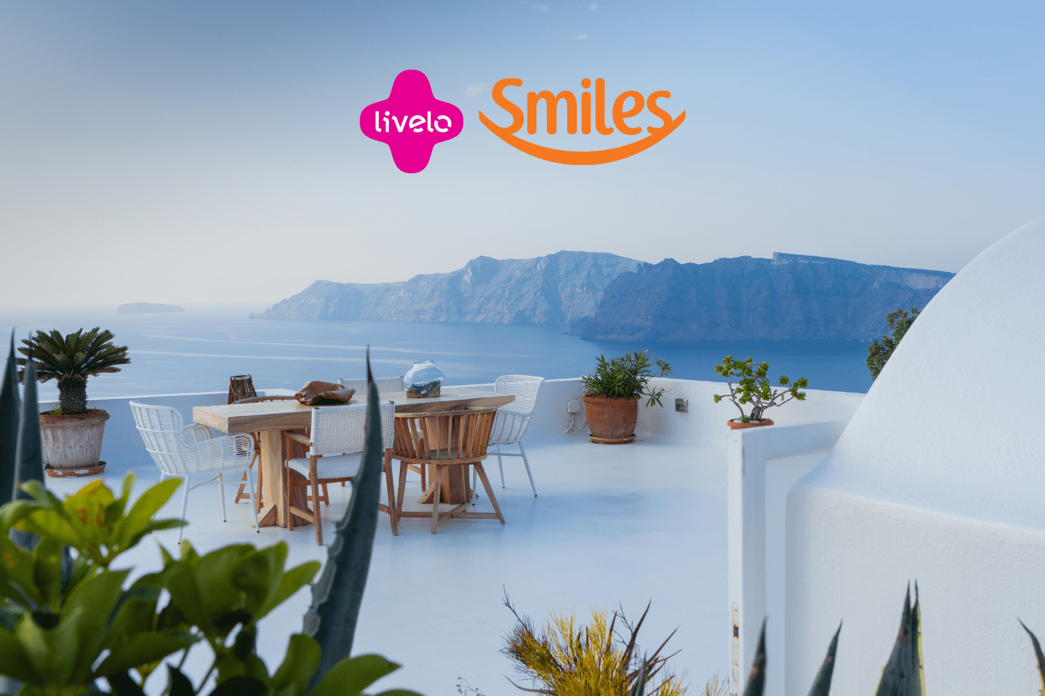 vista de um hotel na Grécia com logo Livelo e Smiles bônus Smiles