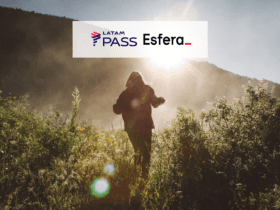 pessoa andando entre plantas com logo Latam Pass e Esfera bônus Latam Pass