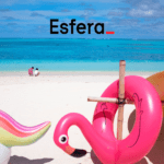boias de piscina rosa em uma praia, com logo Esfera Pontos Esfera