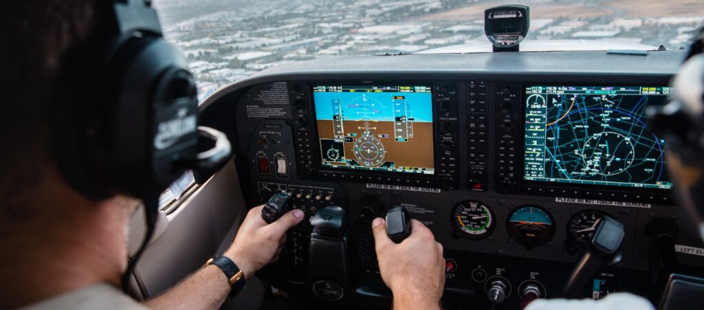 pessoa pilotando uma aeronave  Licença de Piloto Privado (PP) no curso de piloto de avião