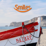 barco branco e vermelho escrito "Nazaré" com logo da Smiles Pontos Smiles