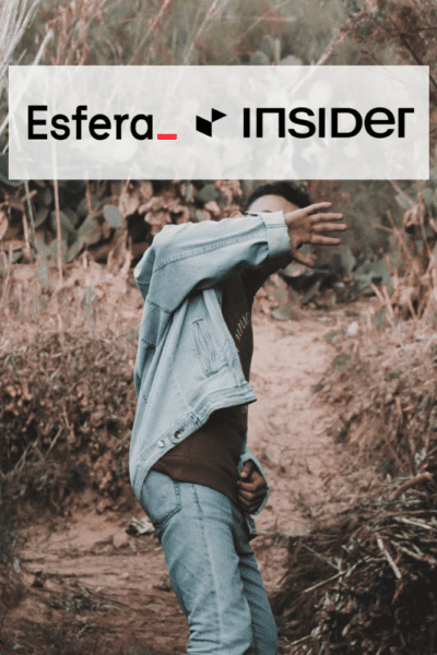 homem usando roupas jeans com logo Esfera e Insider 8 pontos Esfera
