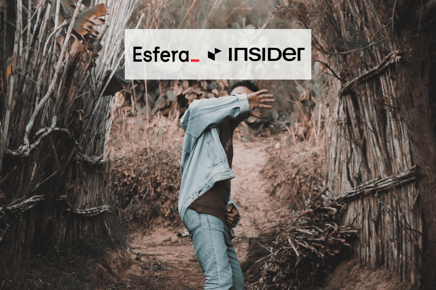 homem usando roupas jeans com logo Esfera e Insider 8 pontos Esfera