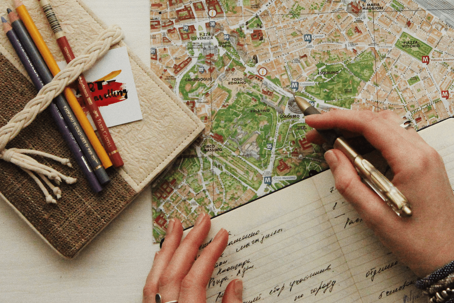 pessoa com um caderno e mapa checklist de viagem internacional