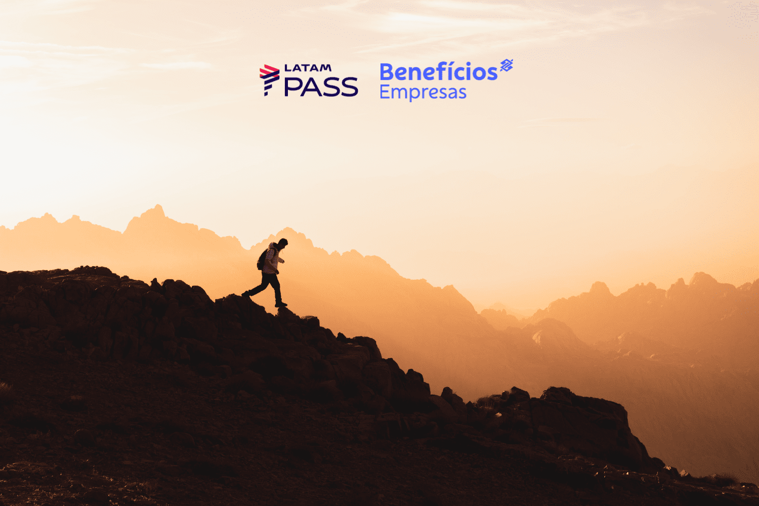 pessoa descendo uma montanha com logo Latam Pass e BB Empresas Bônus Latam Pass