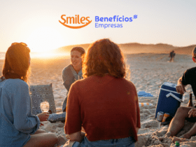 grupo de amigos reunidos em uma praia com logo Smiles e BB Empresas bônus Smiles