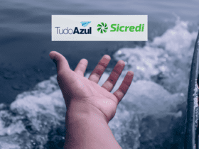 mão estendida para o mar com logo TudoAzul e Sicredi bônus TudoAzul