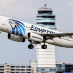 avião da EgyptAir voando