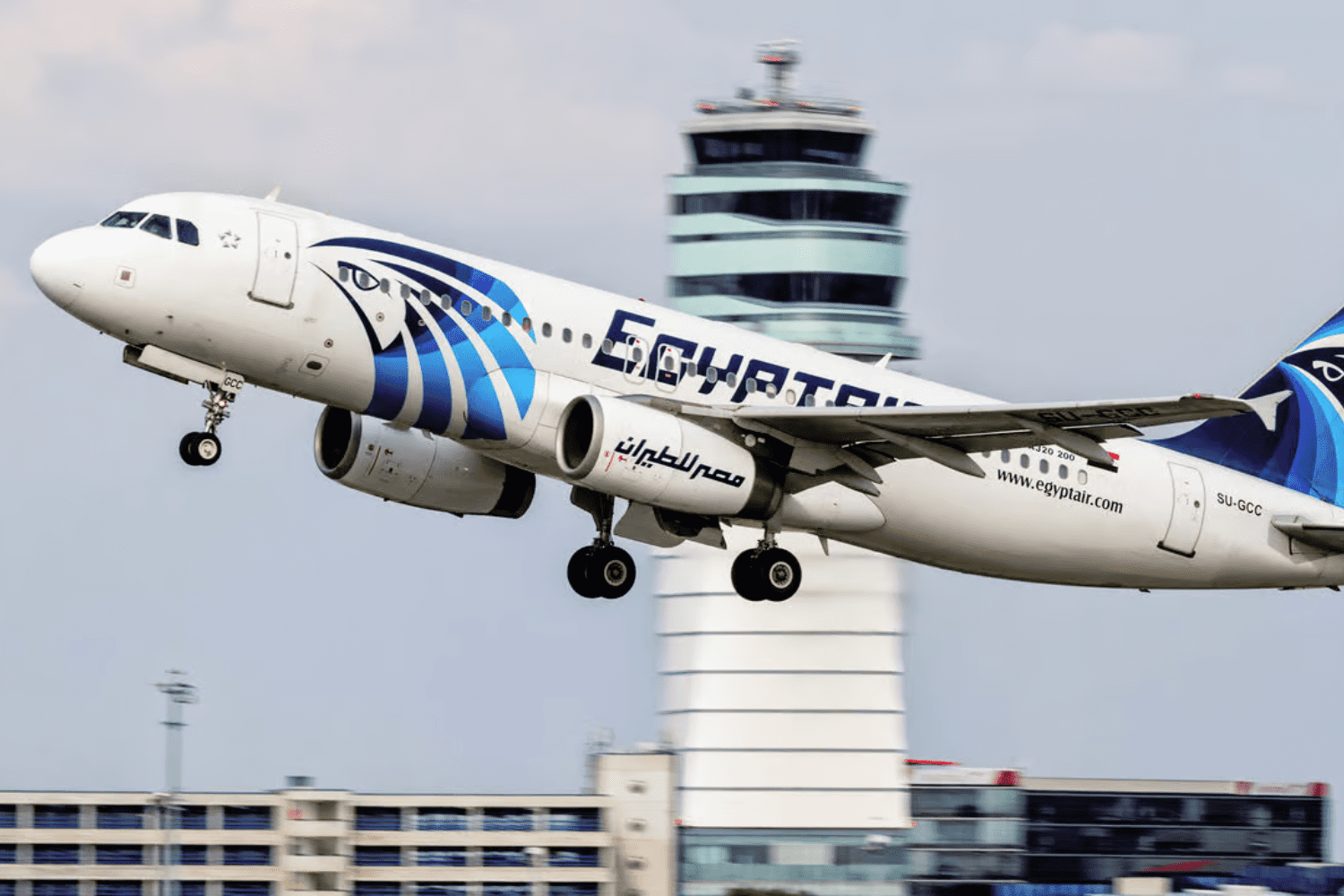 avião da EgyptAir voando