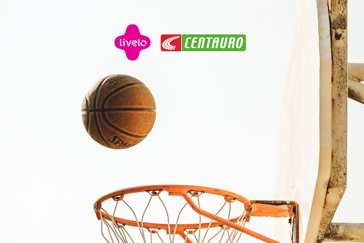 bola de basquete entrando na cesta, com logo Livelo e Centauro 6 pontos Livelo