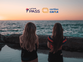 duas mulheres olhando para o mar com logo Latam Pass e Caixa bônus Latam Pass