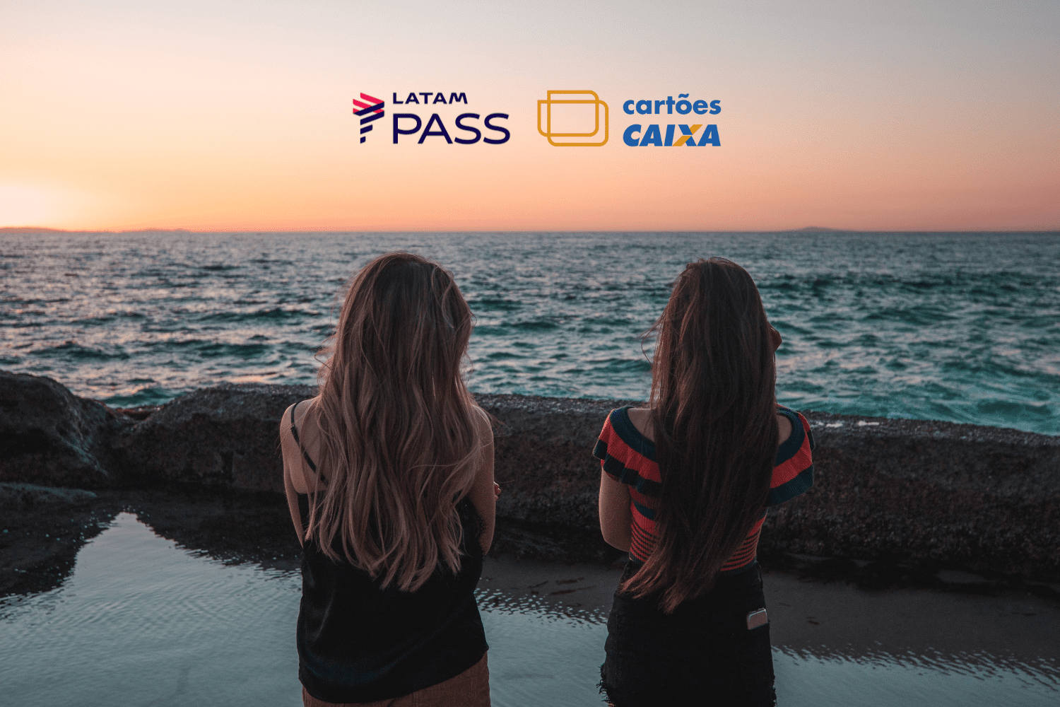duas mulheres olhando para o mar com logo Latam Pass e Caixa bônus Latam Pass