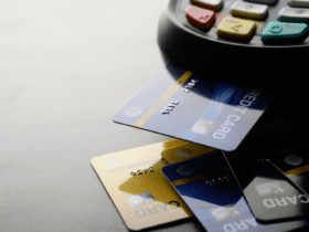 cartões de crédito espalhados perto de uma maquina de cartão como saber se tenho milhas no cartão