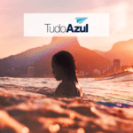 mulher em uma praia no rio de janeiro com logo Clube TudoAzul