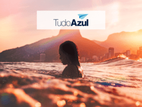mulher em uma praia no rio de janeiro com logo Clube TudoAzul
