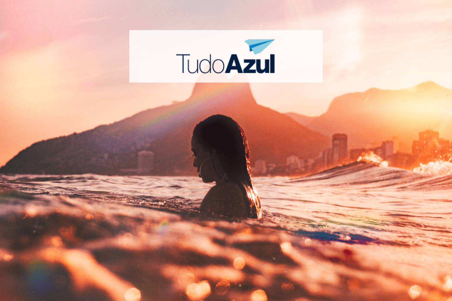 mulher em uma praia no rio de janeiro com logo Clube TudoAzul