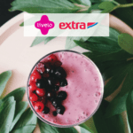 vitamina rosa com algumas frutas e logo Livelo e Extra 10 pontos Livelo