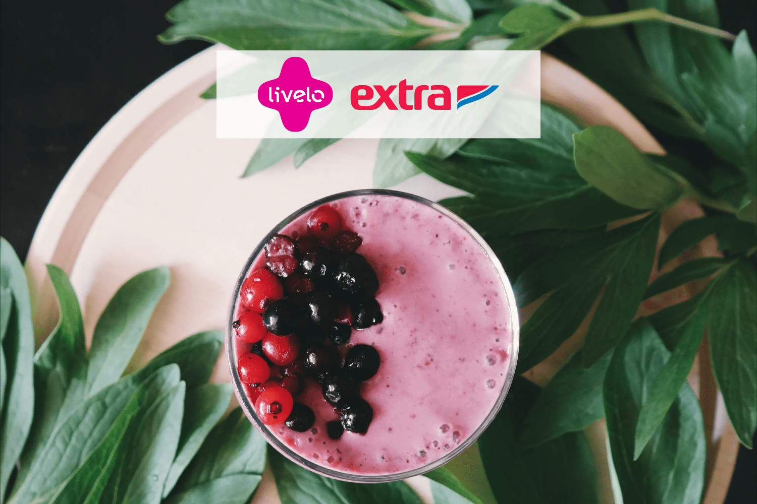 vitamina rosa com algumas frutas e logo Livelo e Extra 10 pontos Livelo